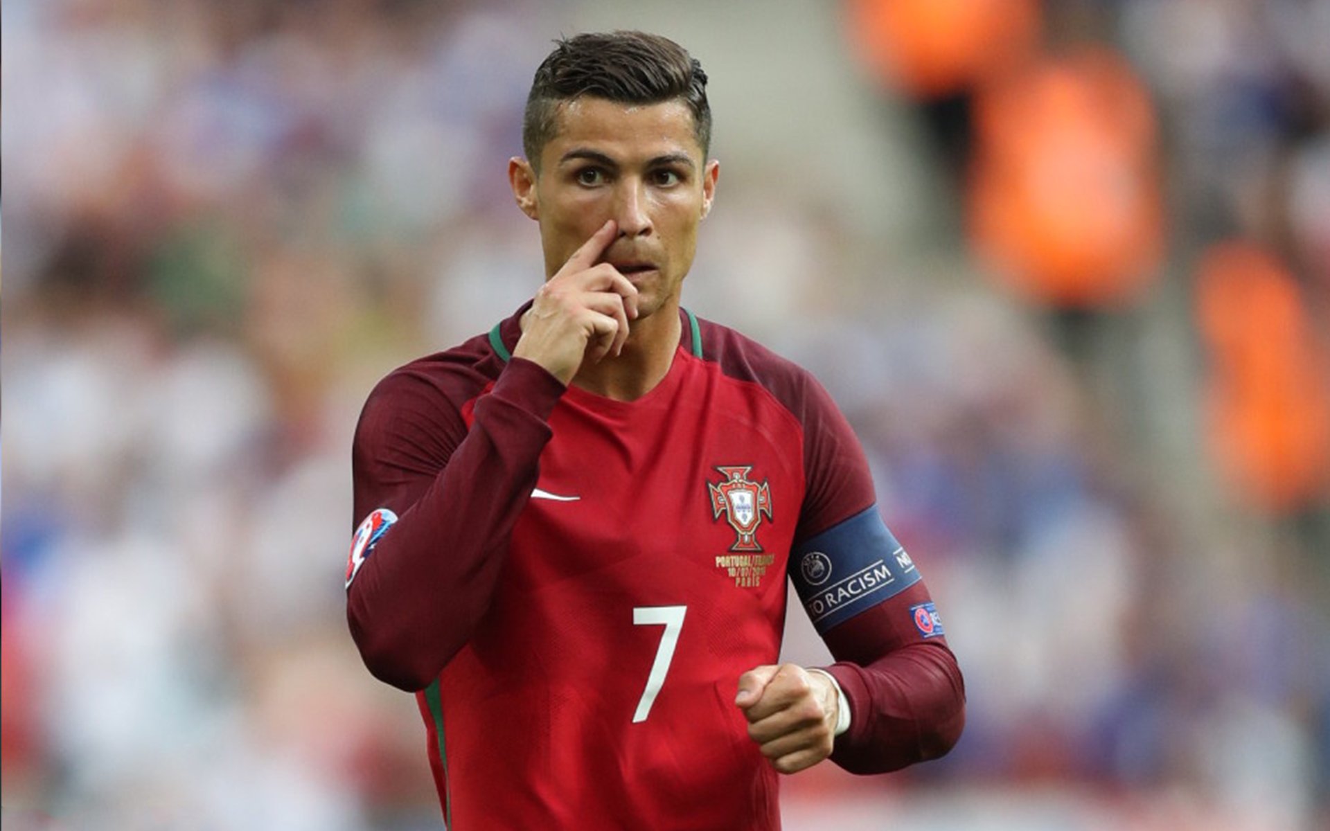 湖人官方设立“紫金球迷荣誉墙”，开放球迷参与评选，湖人紫金球衣是紫色还是金色